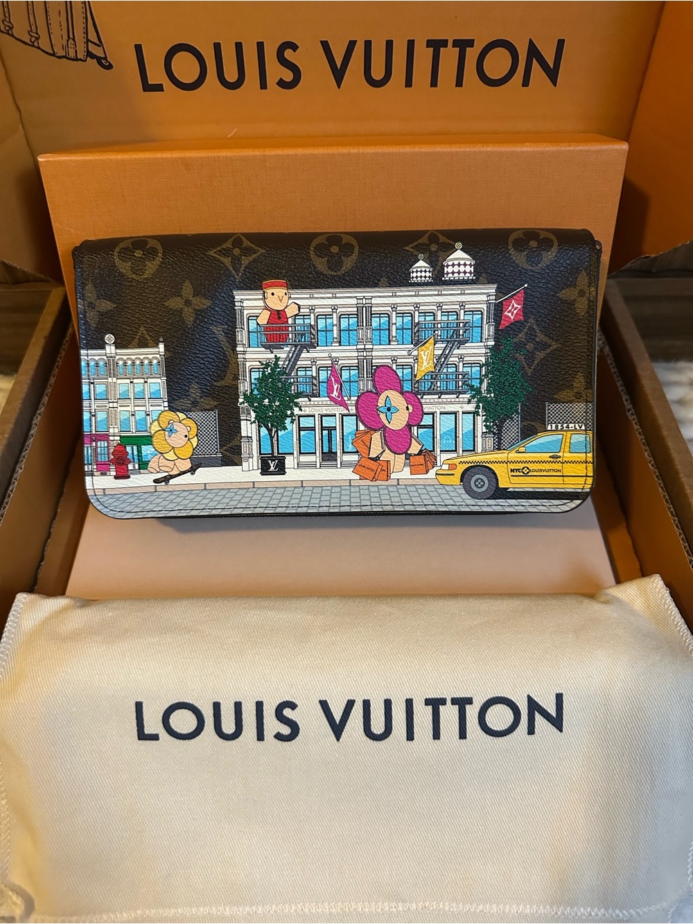 Louis Vuitton '22 Vivienne NYC
Holiday Animation Monogram Félicie